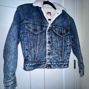 Vintage Levis Sherpa Lined Denim Trucker Jacket Blue Acid Wash
Kids Youth Size